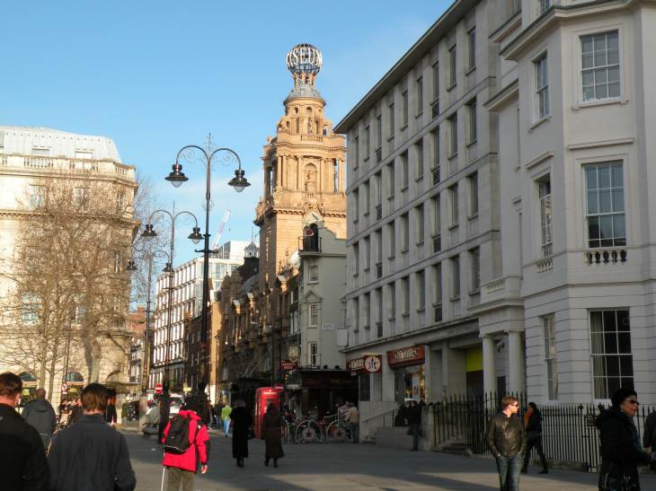  une rue débouchant sur Trafalgar Square